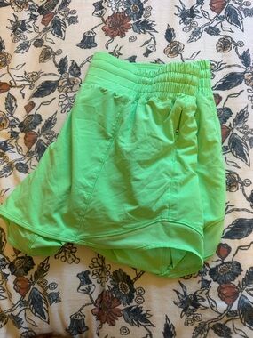 Lululemon Hotty Hot Highrise 4” Shorts in Pistachio